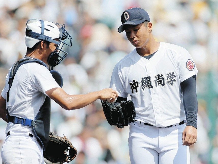横浜―沖縄尚学　３回表、ピンチを迎えマウンドで捕手山川と話す末吉