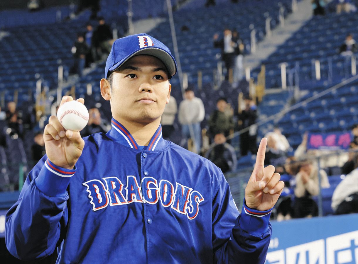 写真特集】プロ初勝利の中日・根尾昂、ウイニングボールを持ち笑顔で