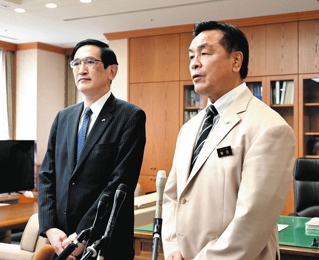 会談後に取材に応じたＪＲ西日本の長谷川一明社長（左）と馳浩知事＝１７日、石川県庁で
