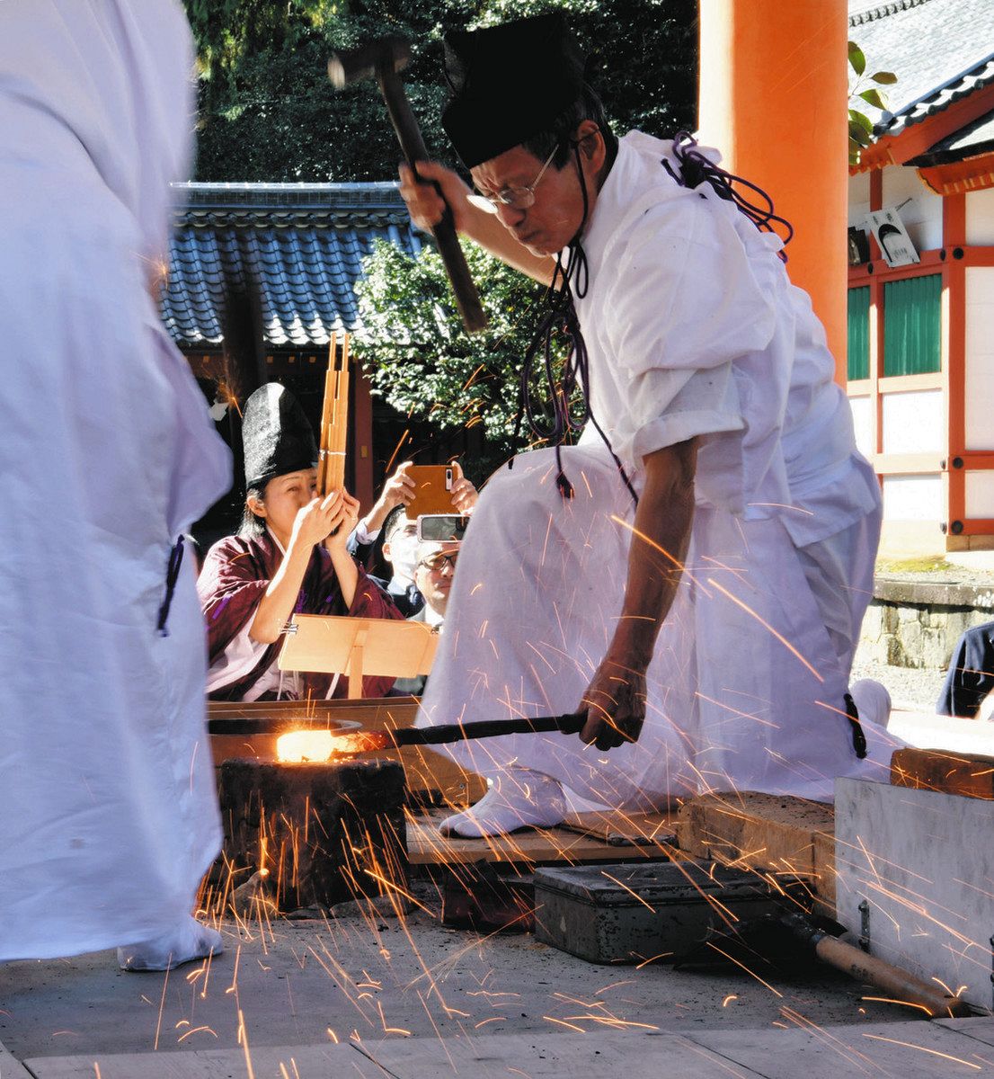 トンテンカン」と刀の鍛錬式 垂井の南宮大社でふいご祭り：中日新聞Web