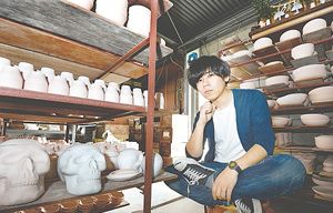 制約を飛び越えろ 九谷焼窯元 上出長右衛門窯 上出恵悟：北陸中日新聞Web