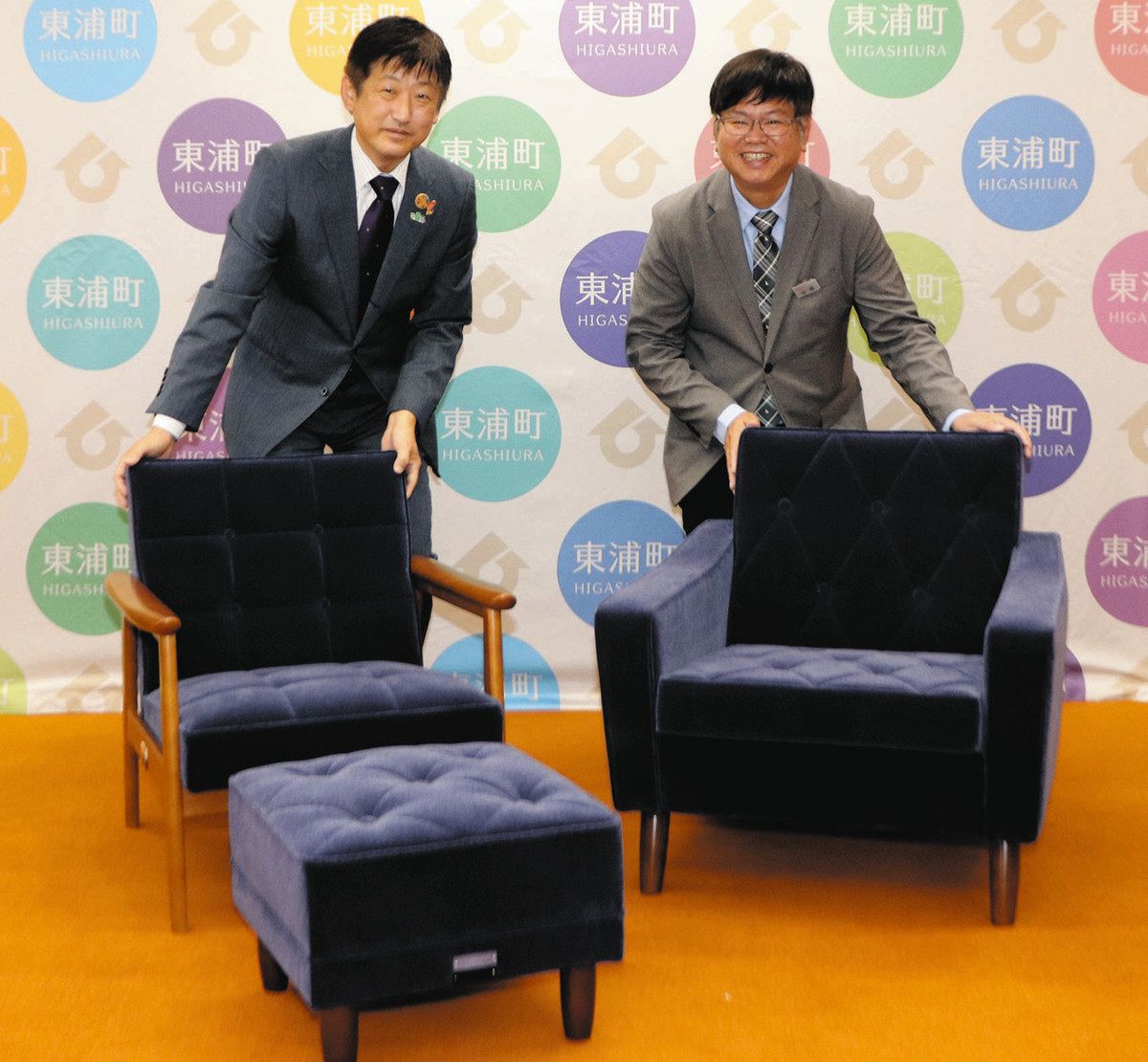 東浦産の巨峰とカリモク製品 ふるさと納税返礼品に限定デザインの商品