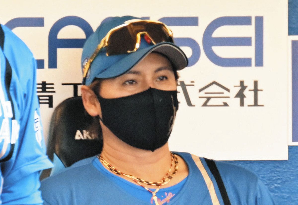 日本ハム・新庄監督、メンバー表交換でハイタッチせず…球審が右手広げ