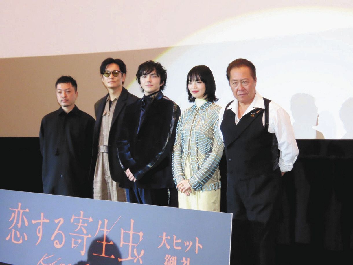 舞台あいさつに出席した（左から）左から柿本ケンサク監督、井浦新、林遣都、小松菜奈、石橋凌