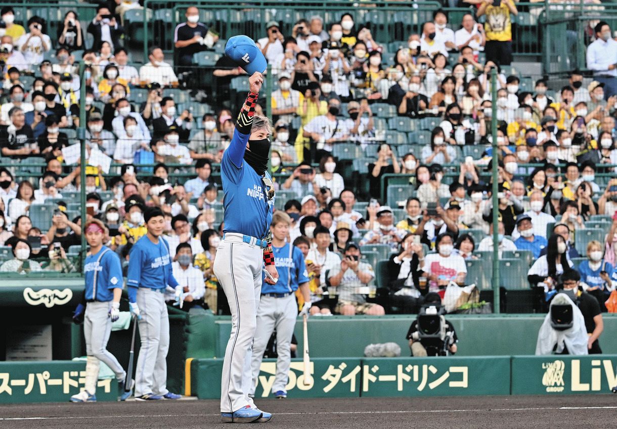 新庄ビッグボスが甲子園で 粋 なパフォーマンス 矢野監督とメンバー表交換を終えファンに一礼 日本ハム 中日スポーツ 東京中日スポーツ