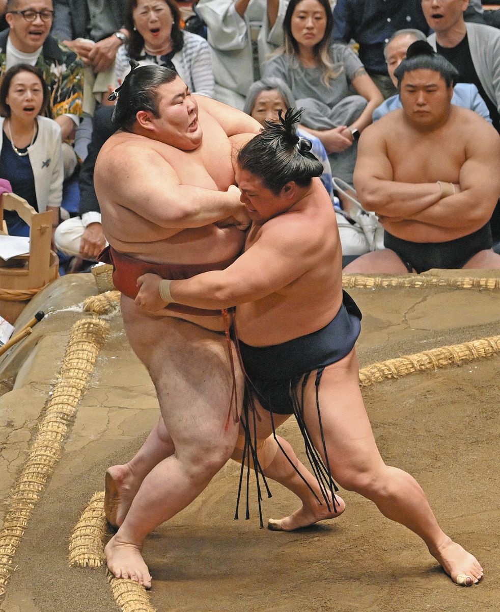 体重138キロの若隆景、197キロの熱海富士を寄り切って勝ち越し「下から