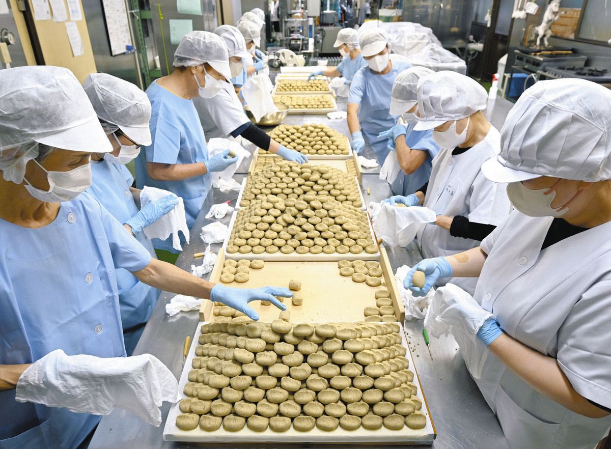 茶巾絞りで次々と作られる栗きんとん＝26日、岐阜県中津川市の川上屋本店で（中森麻未撮影）