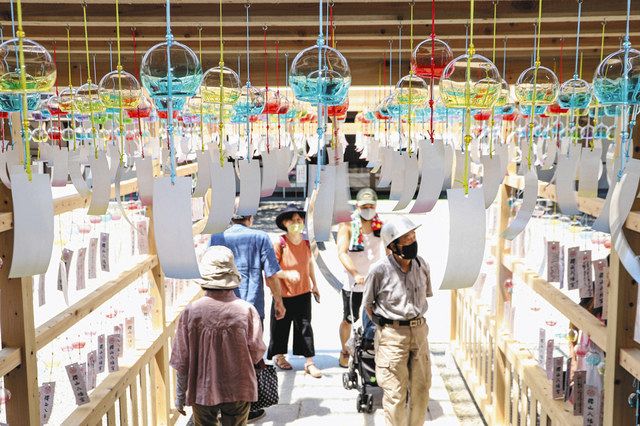 ２０００の音色 絵馬殿彩る 高山 桜山八幡宮で風鈴祭 中日新聞web