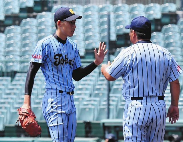 投手返しの打球を利き手でつかむ気迫 東海大相模2年左腕 石田 夢舞台で2年連続の熱投 中日スポーツ 東京中日スポーツ