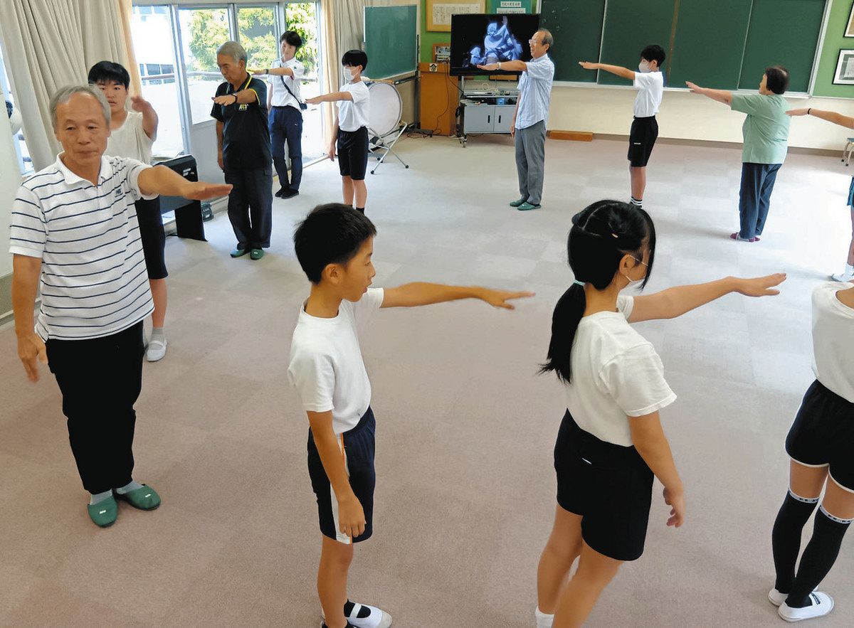 地域の人から木曽踊りを習う児童たち＝中津川市山口小で
