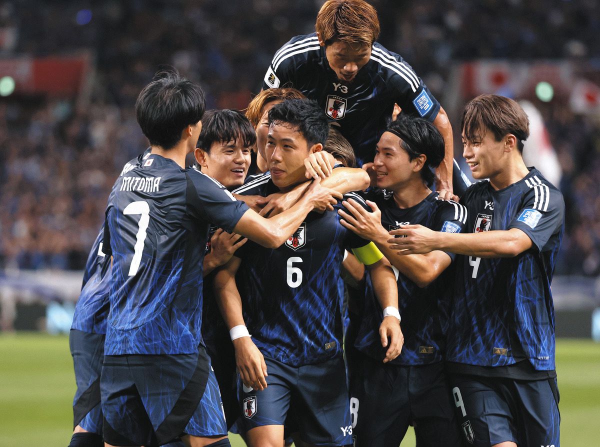 ◇サッカー・遠藤航の先制弾を祝福するイレブン【写真】：中日スポーツ