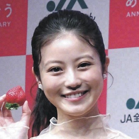 今田美桜、胸元パックリ黒ドレス姿にファン歓喜 「天は二物を与えず