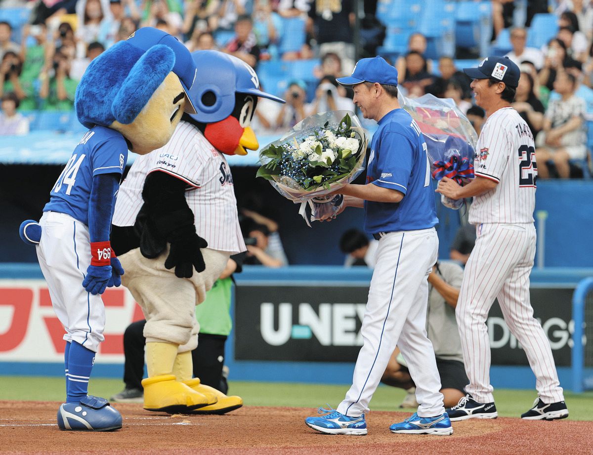 30歳」つば九郎＆ドアラ、高津監督と立浪監督から花束を受け取る 記念