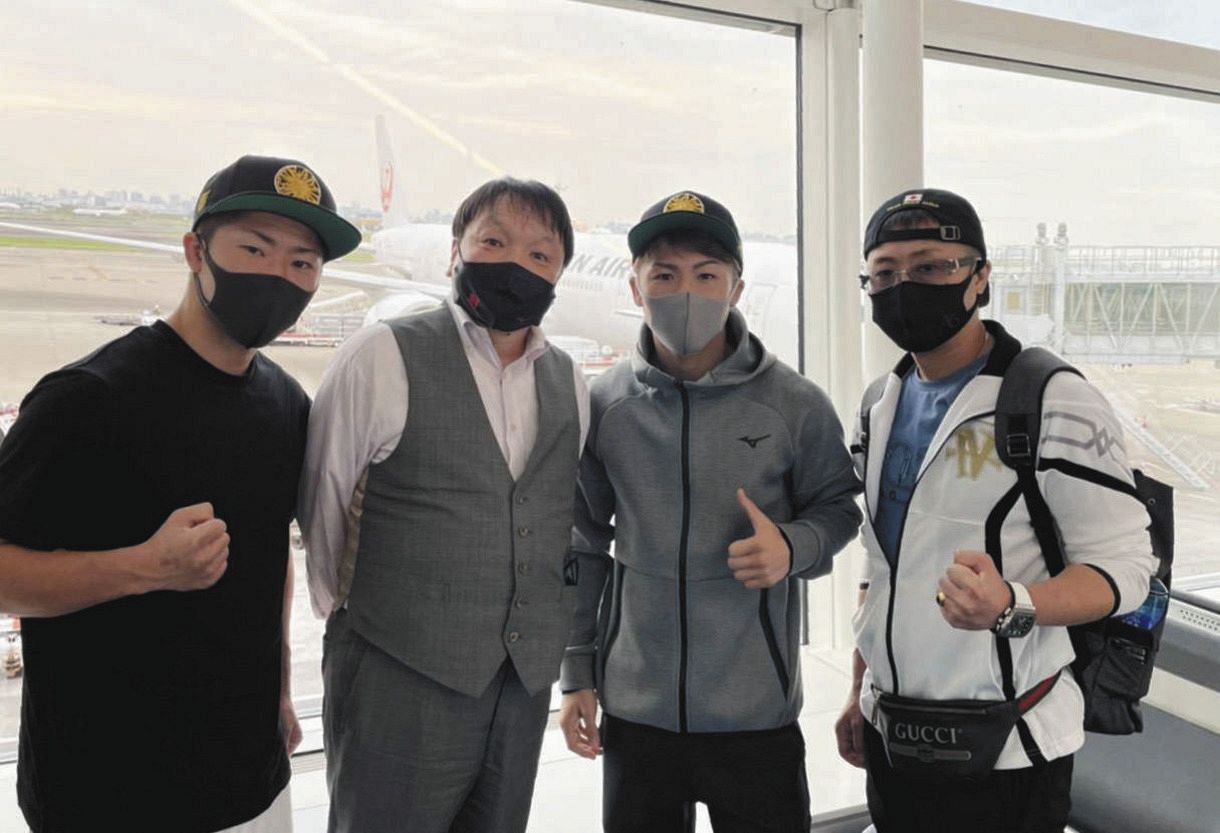 羽田空港に到着しポーズを取る（左から）拓真、大橋会長、井上尚弥、真吾トレーナー（大橋ジム提供）
