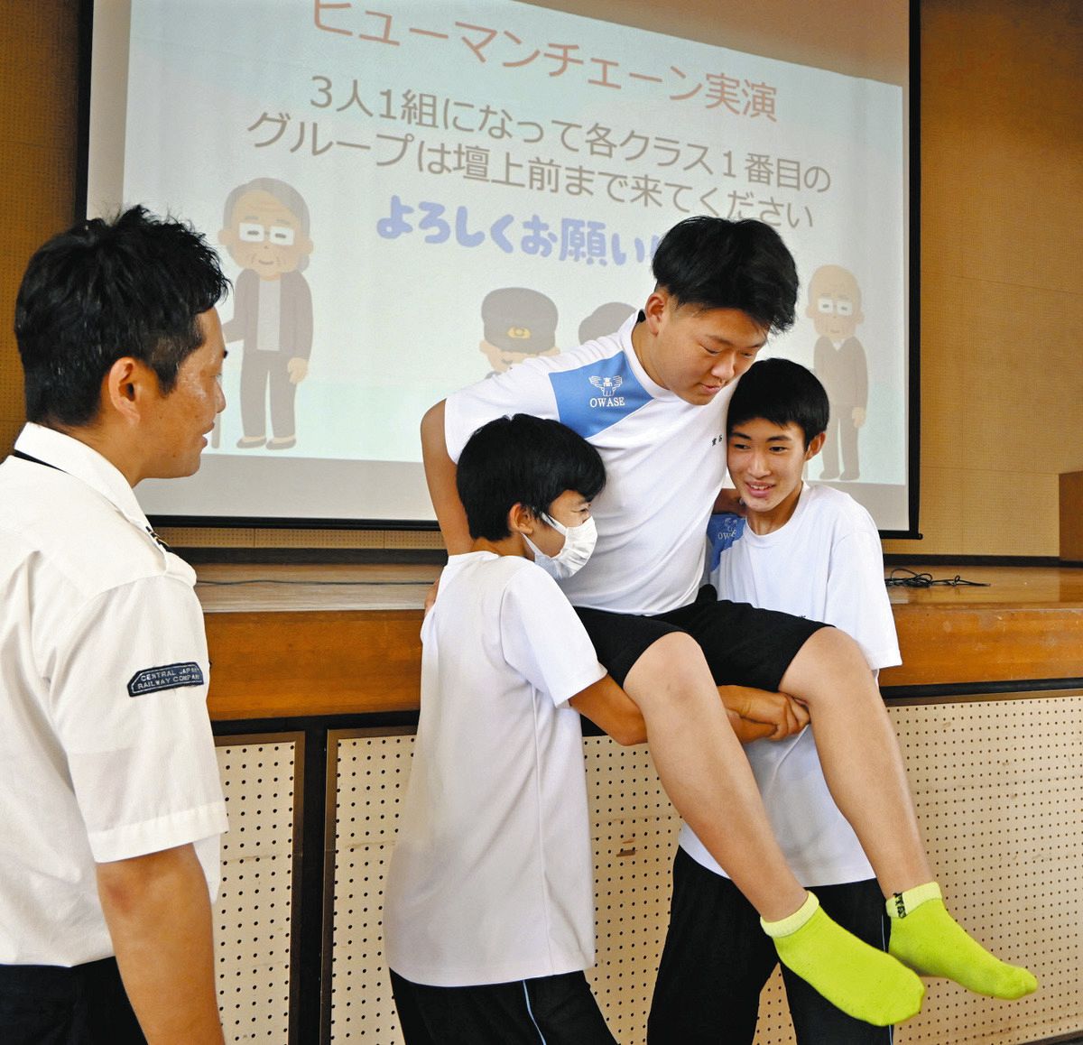 ヒューマンチェーンを体験する生徒ら＝尾鷲市の尾鷲高で
