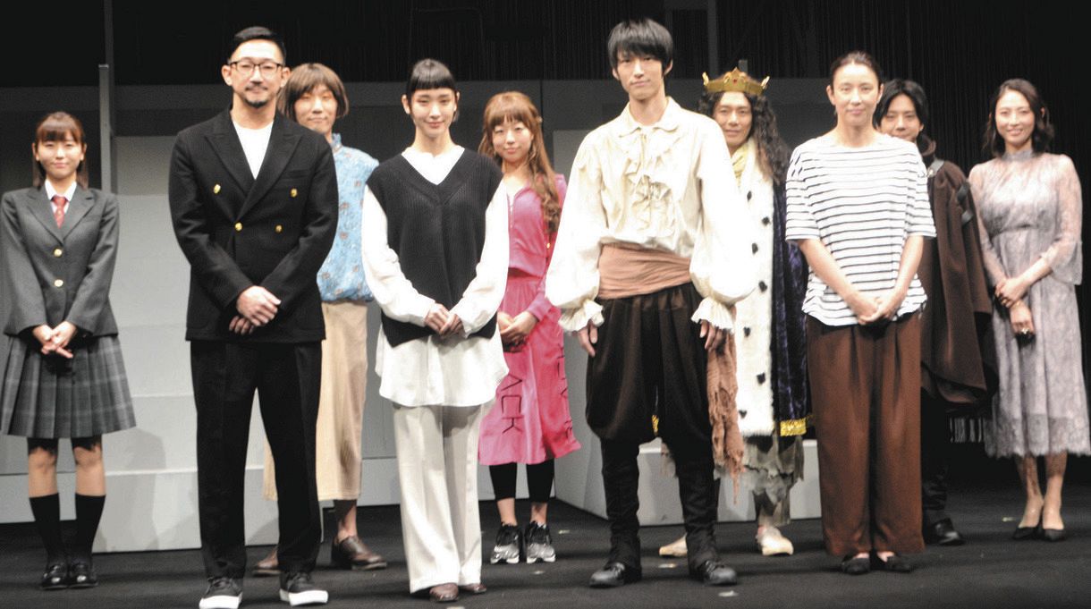 ７日夜の初日公演を前に舞台上で会見した（前列左から）矢島弘一さん、剛力彩芽、和田雅成、水野美紀ら
