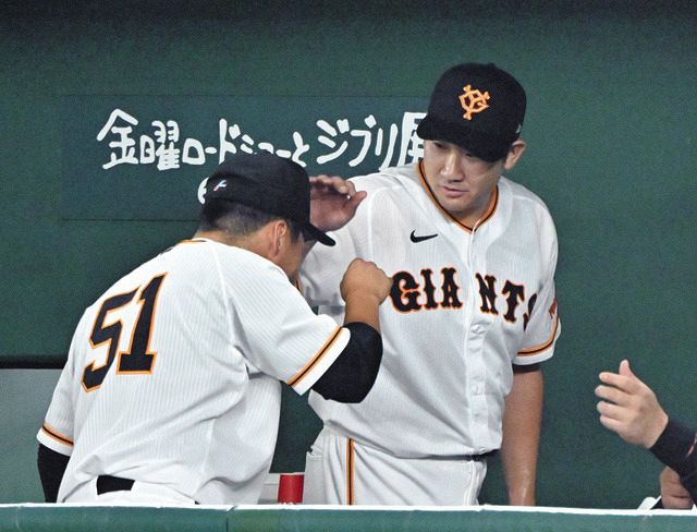 ７回表終了、守備で転倒し、ベンチで菅野（右）に頭をはたかれる巨人・浅野