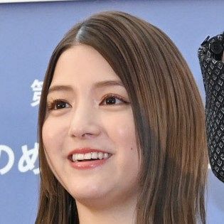 新婚の川島海荷、高校の同級生・志田未来とクリスマスショット公開