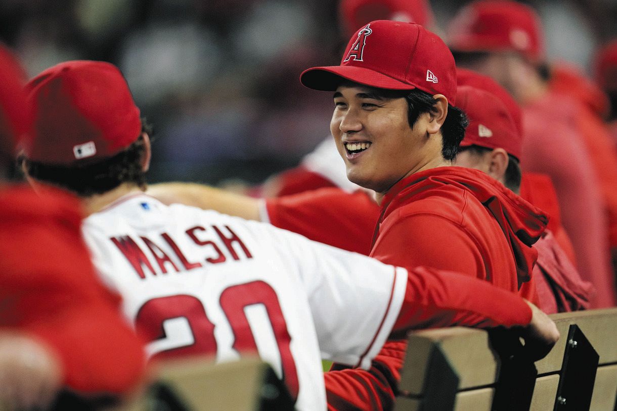 シーズン全休の大谷翔平、エンゼルスベンチに現る チームメートと談笑