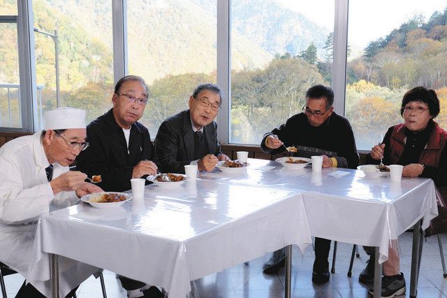 ビタミンちくわ入りのカレーを食べる（左から）長嶌勇次さん、高橋秀夫さん、松井十九一さんら＝長野県大町市平の扇沢レストハウスで 