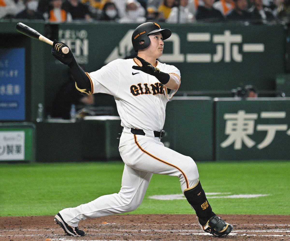 巨人・泉口友汰、バット握ったまま右腕挙げた！勝ち越し1号ソロ 内角