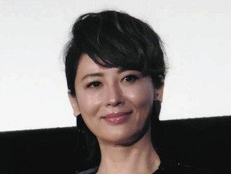 鈴木砂羽、「ジム用なとこはご愛嬌」海辺での「アラフィフのガチ」水着姿にファン歓喜 「見惚れちゃう」「懐かしい化粧品のCMみたい」：中日スポーツ