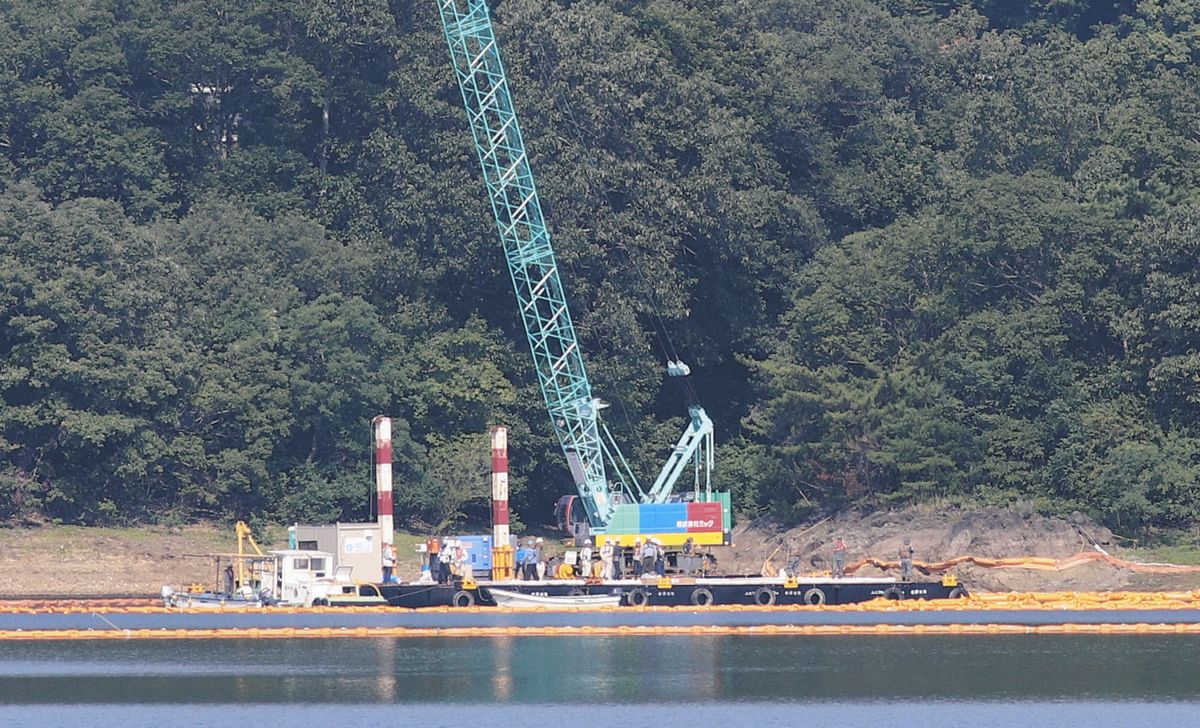 動画】愛知県犬山市の入鹿池に墜落の自衛隊機、引き揚げ作業始まる