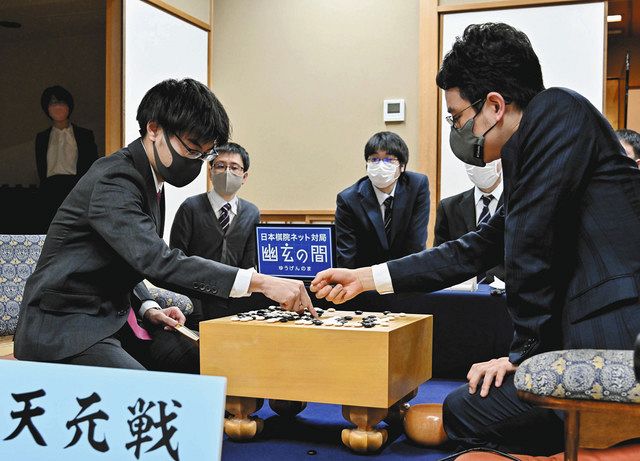 関、最年少20歳で天元奪取 囲碁、プロ入り後4年8カ月：中日
