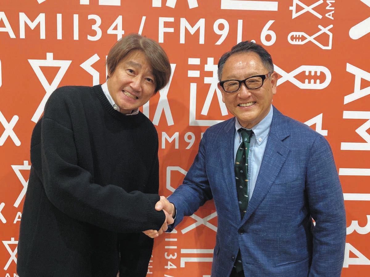 握手する近藤真彦（左）とトヨタ自動車・豊田章男会長