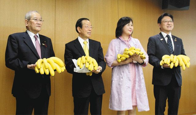 台北駐日経済文化代表処の謝長廷代表（左から２人目）から贈られたバナナを持つ静岡市の田辺信宏市長（右端）＝静岡市役所静岡庁舎で

