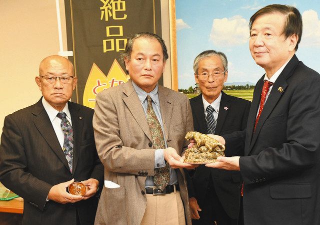 越中三助焼 寅の置物寄贈 窯元・谷口さんら、砺波市長に：北陸中日新聞Web