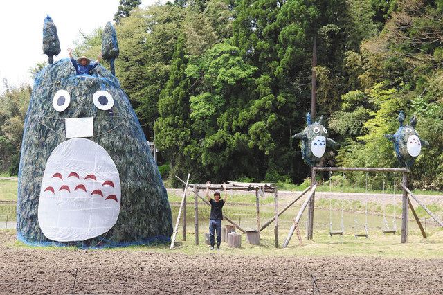 今年もお目見えした山本隆さんが手掛けた巨大トトロの人形＝宝達志水町山崎で

