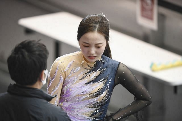 写真】演技を終え、うつむく本田真凜：中日スポーツ・東京中日スポーツ