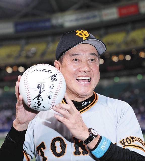 通算1066勝をあげ笑顔を見せる原監督