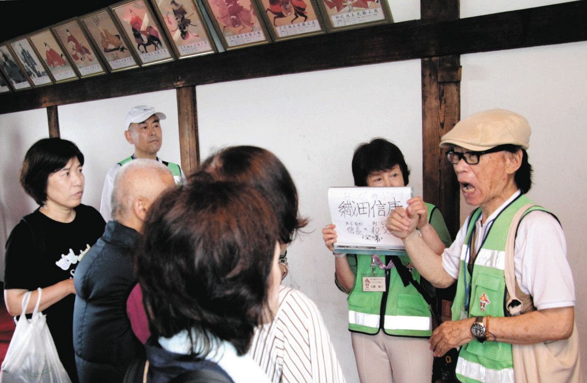 "Nice Inuyama" Conveyed Through Sign Language — Tamaki, with Hearing Impairment, Inspired by Predecessor, Becomes Tourism Volunteer
