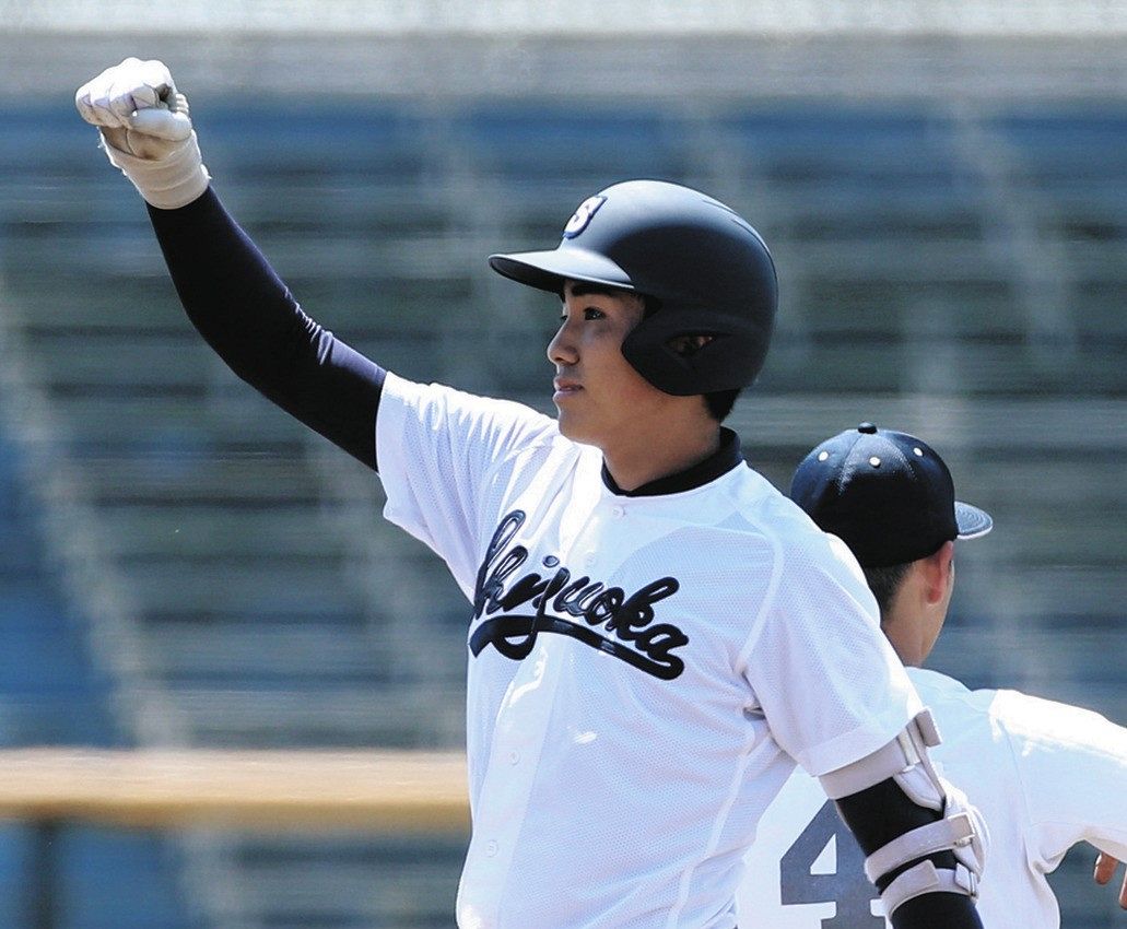 １回表静岡２死一塁、中越えの適時二塁打を放ち塁上でガッツポーズの吉田優