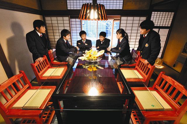 自ら手掛けた椅子が並ぶ座敷を見学する部員たち=高山市下二之町の村半で