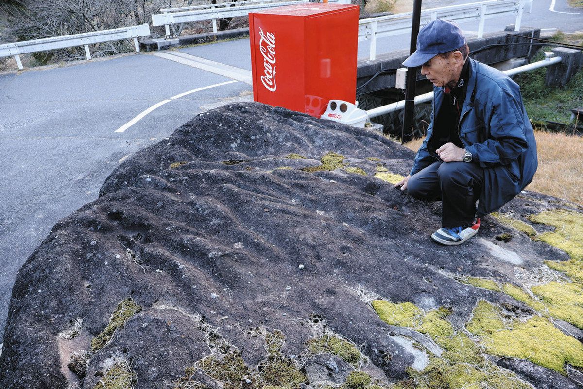 祈り刻んだ巨岩に触れ、古代にロマンはせ 恵那・笠置山のペトログラフ