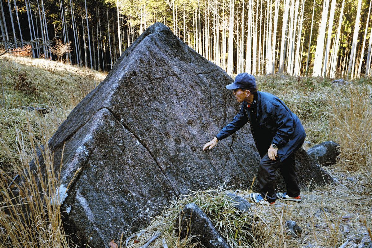 祈り刻んだ巨岩に触れ、古代にロマンはせ 恵那・笠置山のペトログラフ
