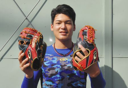 ハンドリング”をスムーズに！中日1位石川昂弥2度目のグラブ”チューンナップ”で開幕1軍へのレース制す：中日スポーツ・東京中日スポーツ