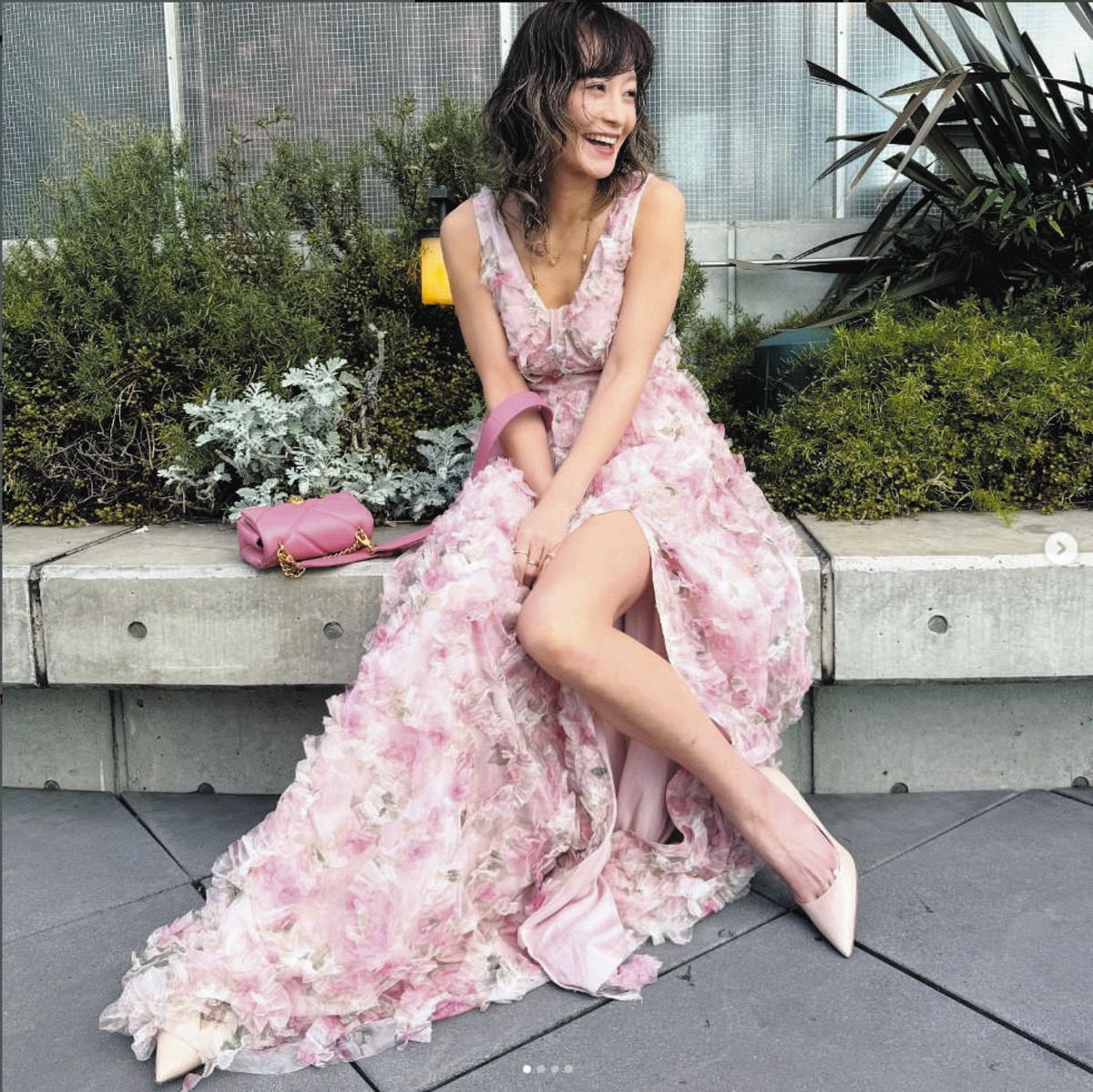 ◇西山茉希、美脚チラリなふわふわピンクドレス【写真】：中日スポーツ
