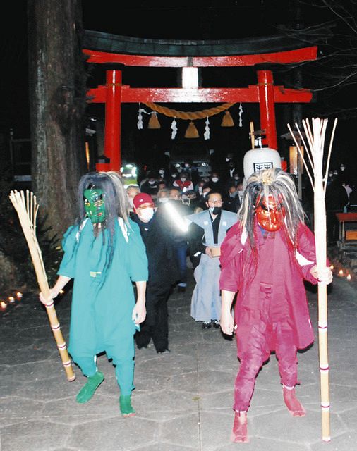 赤鬼青鬼と練り歩く 下呂・金山の柯柄八幡神社で節分祭：中日新聞Web