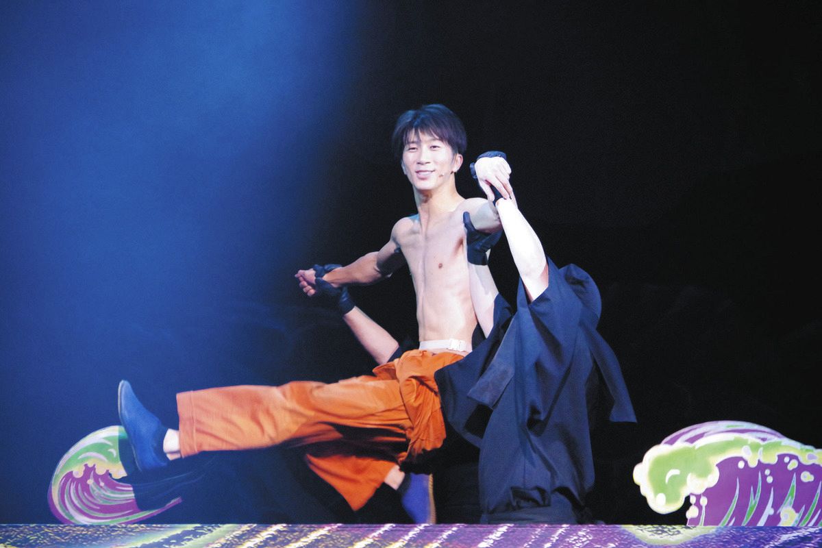 市場三郎初日 ◇『WEST．』濵田崇裕、主演舞台『市場三郎』の一場面【写真】：中日