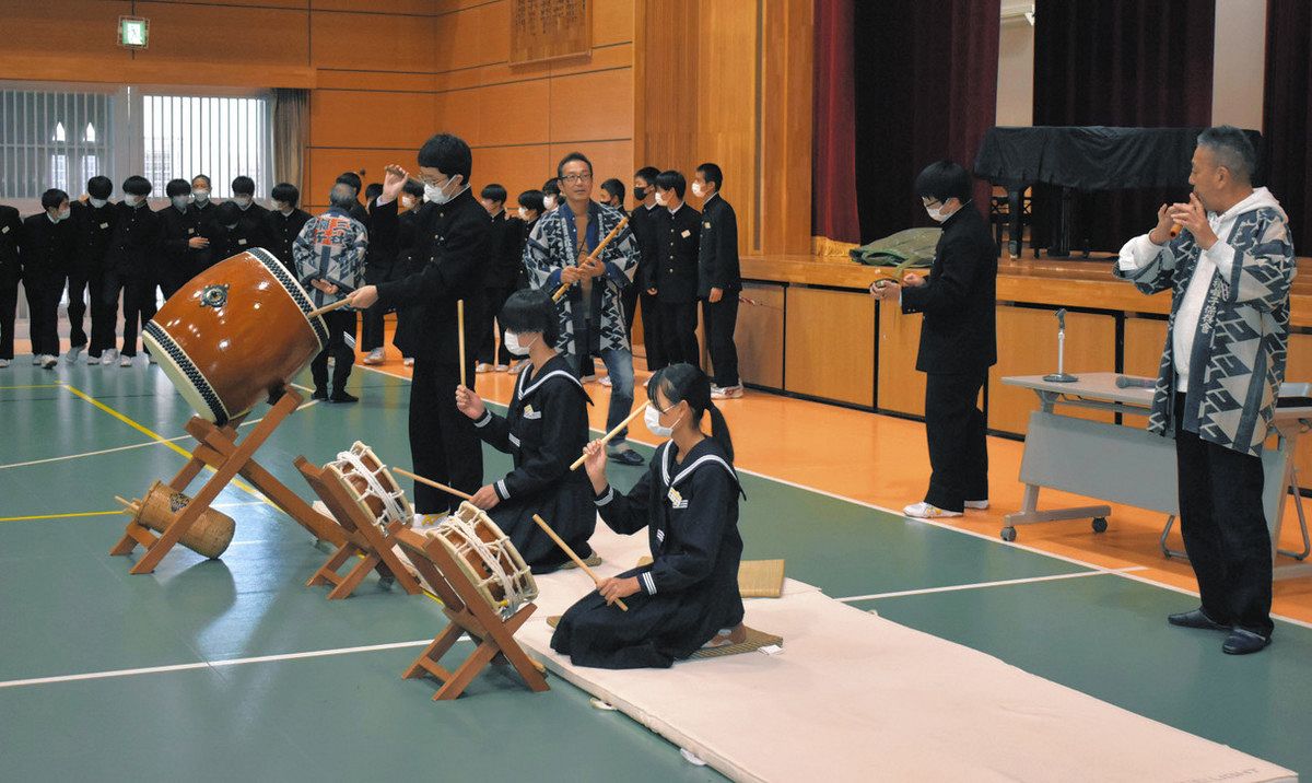 太鼓や鉦で祭り気分 掛川・大須賀中生が三社祭礼囃子を体験：中日新聞