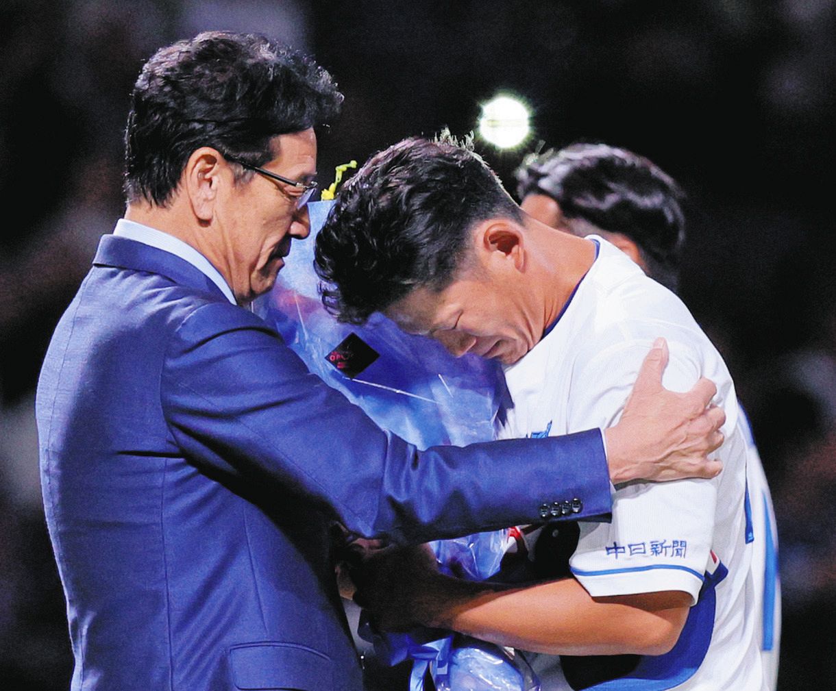 大野奨太が引退セレモニー「ドラゴンズのユニホームを着て引退できる。僕は本当に幸せ者」【中日】：中日スポーツ・東京中日スポーツ