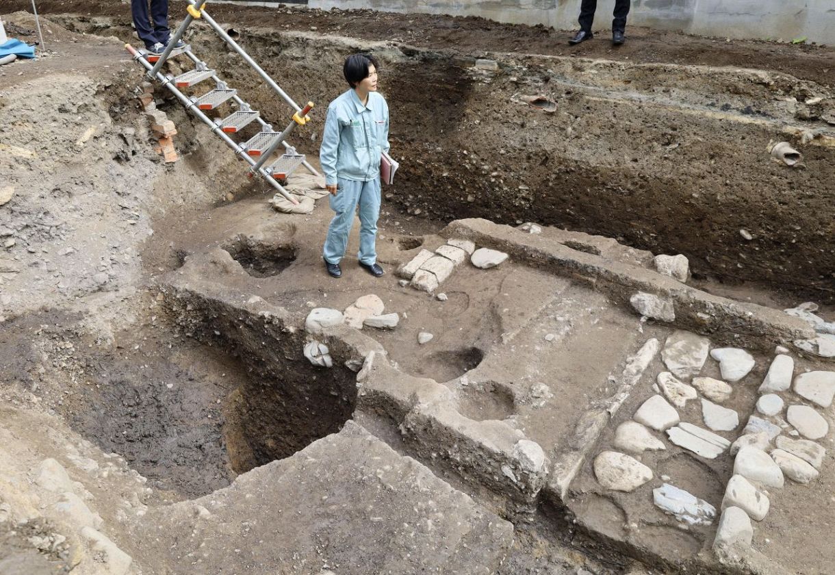　平安京の中心部・内裏跡の発掘調査で見つかった「安福殿」の大型柱穴（左）や石敷きの溝（右）＝２８日午前、京都市上京区