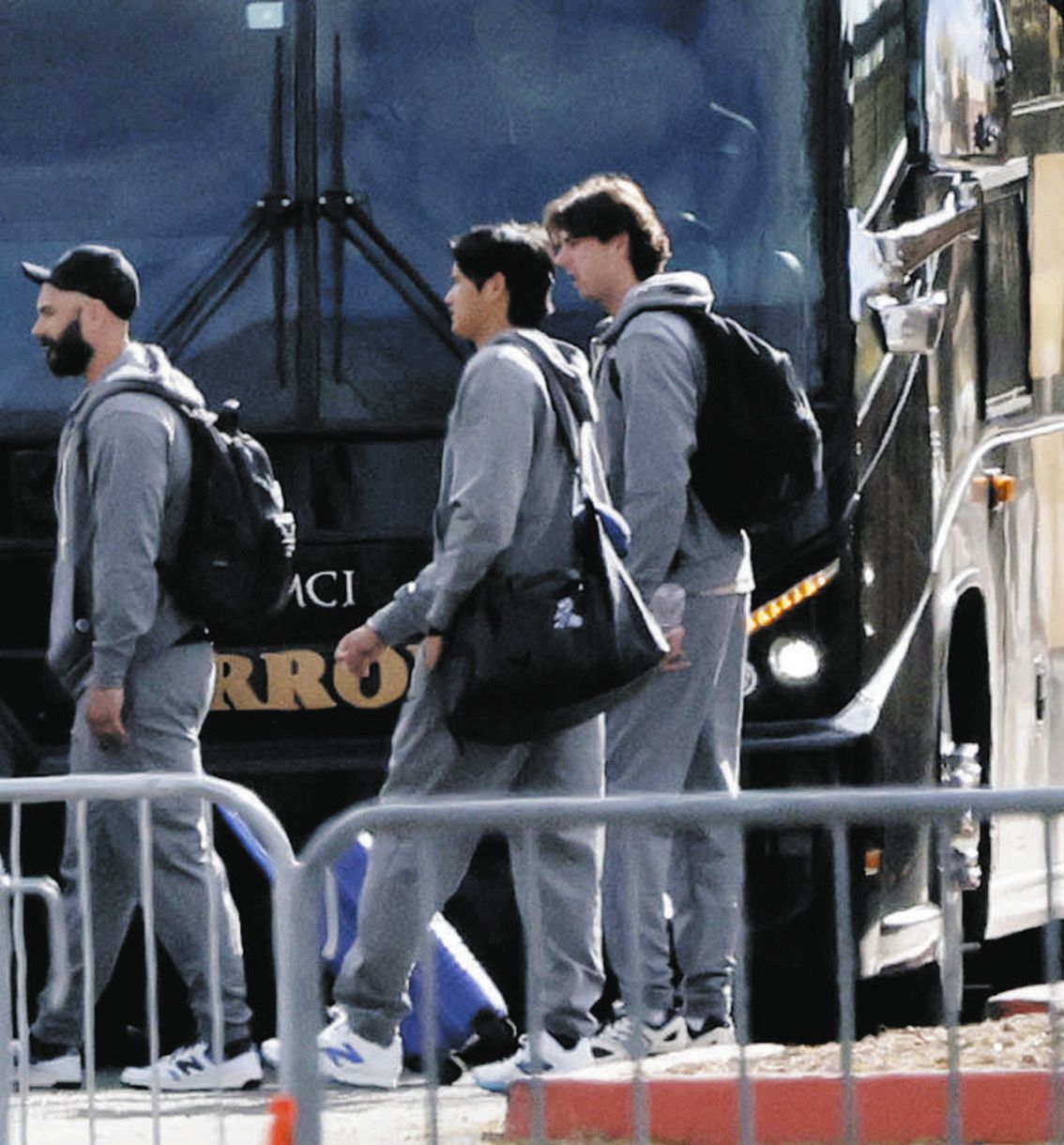 ◇真美子さんとデコピンから…ドジャースナインへの贈り物【写真複数