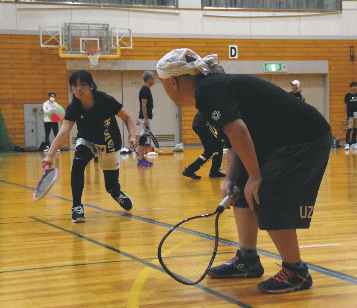 息の合ったプレーを見せる参加者＝山県市高木の市総合体育館で