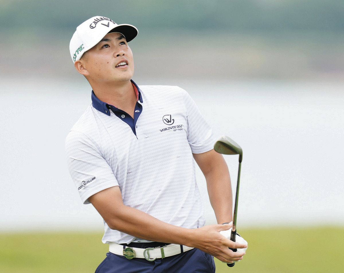 第２日、１８番でラフから第３打を放ち、打球の行方を追う伴真太郎