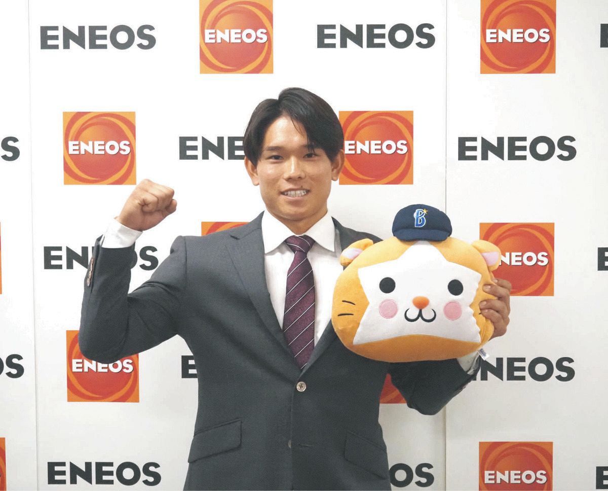 ＤｅＮＡのマスコット「ＤＢ．スターマン」のぬいぐるみを手に、兄との共闘を誓う神里